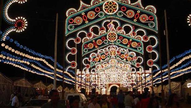 Luz y color en las Fiestas Colombinas de Huelva. Fuente: andalucia.org