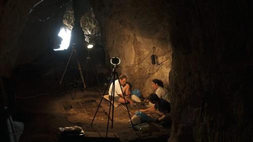 Personas trabajando en el itnerior de una de las cuevas