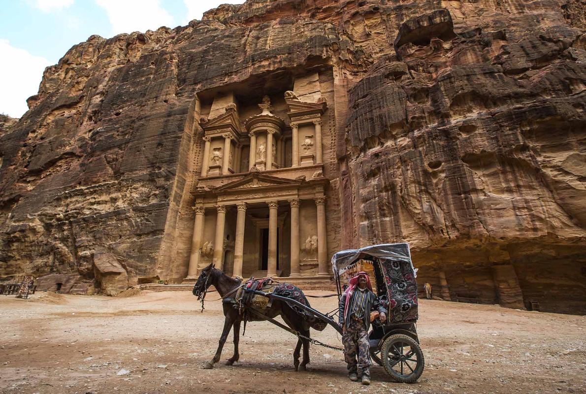 Vista de la fachada de Al-Khazneh (el Tesoro de Petra)