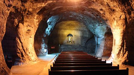 Interior de una de las capillas con paredes y altar tallados en sal