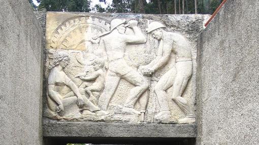 Relieve a la entrada del santuario en honor a los mineros