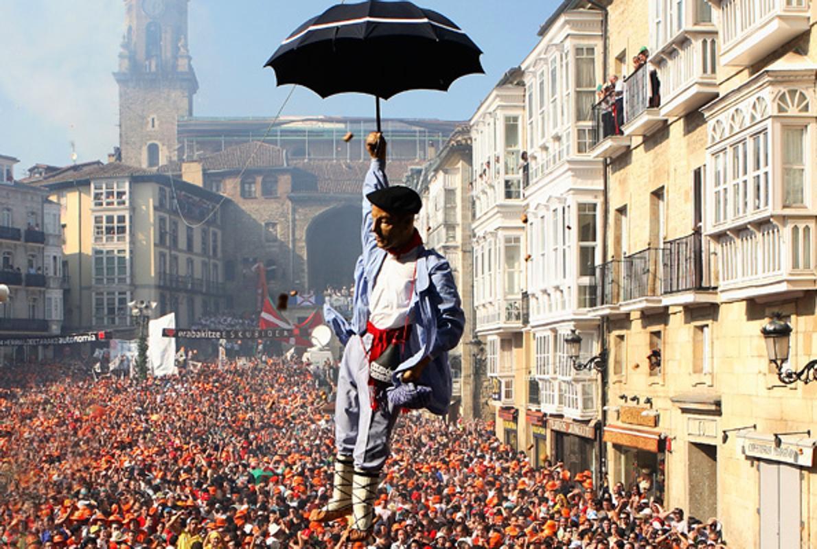 Miles de personas asisten a la tradicional bajada de Celedón desde la torre de San Miguel para anunciar el comienzo de las fiestas de Vitoria