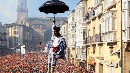 Miles de personas asisten a la tradicional bajada de Celedón desde la torre de San Miguel para anunciar el comienzo de las fiestas de Vitoria