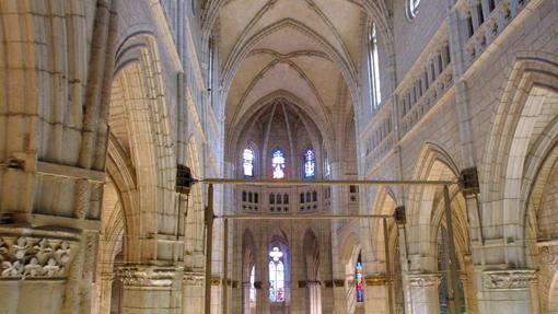 Interior de la catedral en proceso de remodelación con las vidrieras al fondo