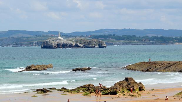 Entrada de la bahía de Santander, con la isla de Mouro y el arenal de El Puntal al fondo