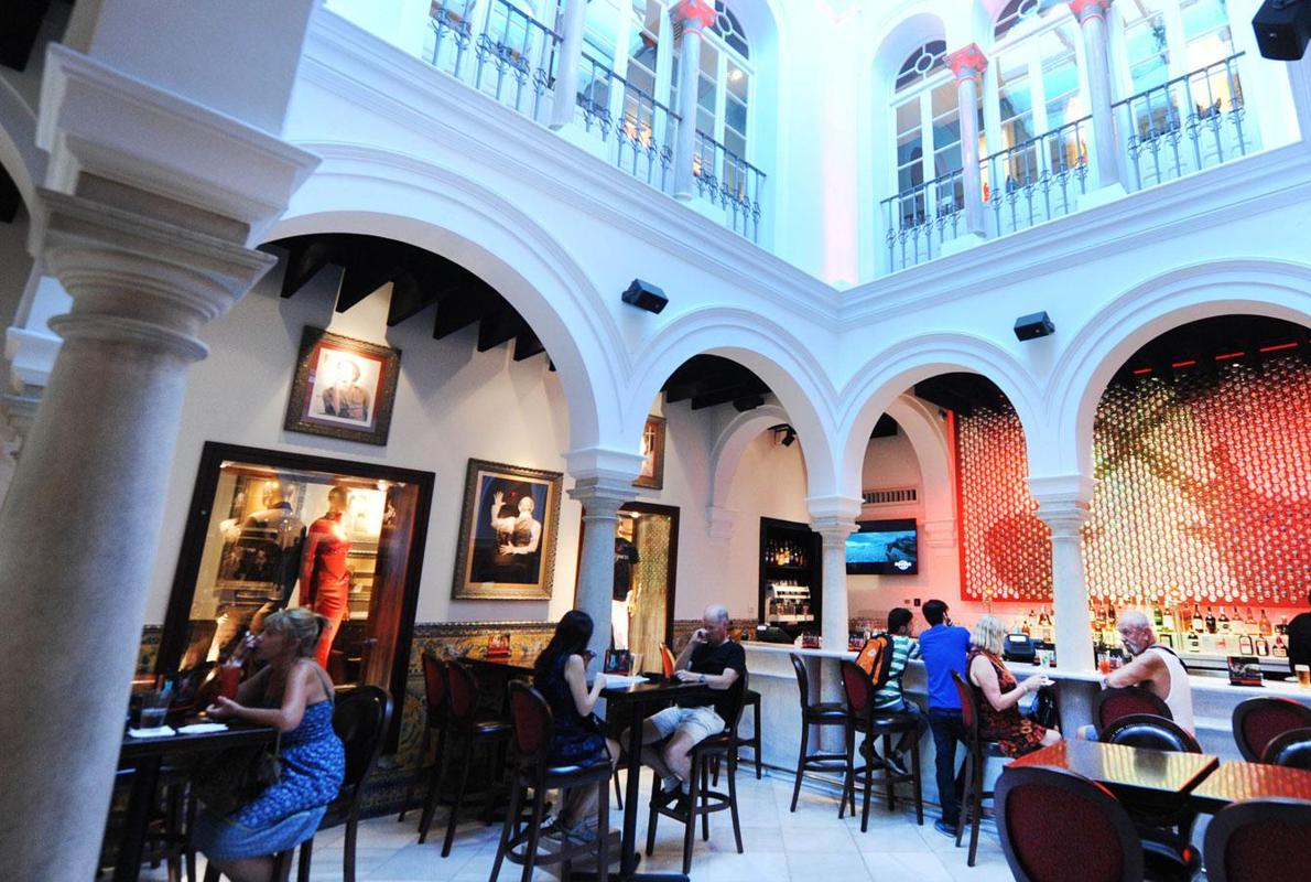 Patio central del Hard Rock Café Sevilla