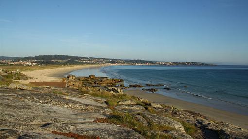 La playa es una de las más grandes de Galicia, entre Sanxenxo y El Grove