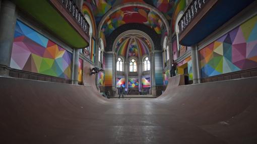 Imagen de la iglesia reconvertida en pista de skate con los diseños de Okuda San Miguel