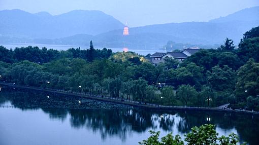 Lago del Oeste. Al fondo la Pagoda de Leifeng.