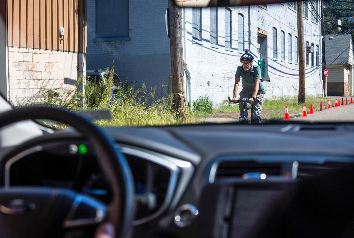 Un taxi sin conducto de Uber en Pittsburgh, Pennsylvania