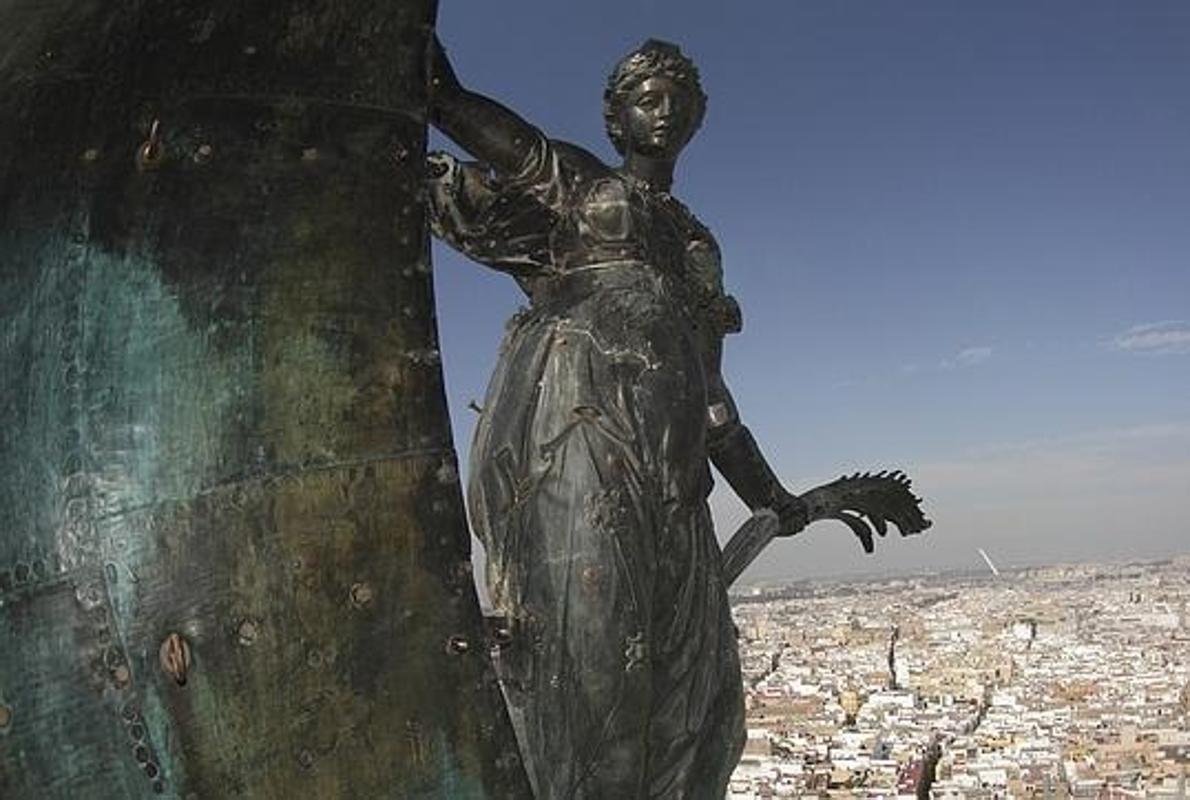 El Giraldillo coronando la ciudad de Sevilla