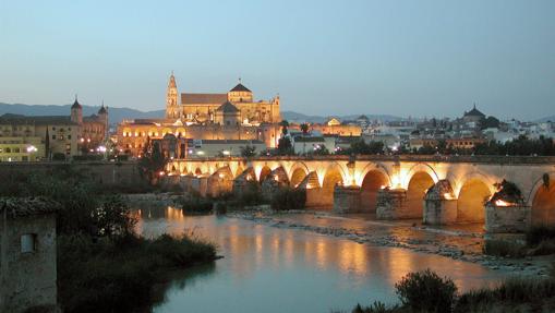 Vista panorámica de Córdoba, tomada al atardecer, del Puente Romano sobre el río Guadalquivir y la Mezquita al fondo