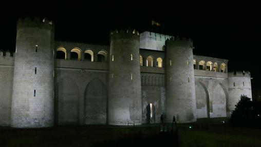 Vista nocturna del exterior del Palacio de la Aljafería