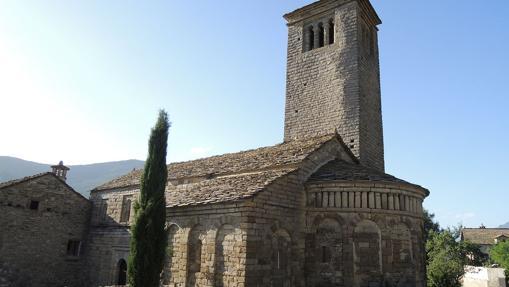 La torre-campanario es el elemento más destacado de la iglesia de Lárrede