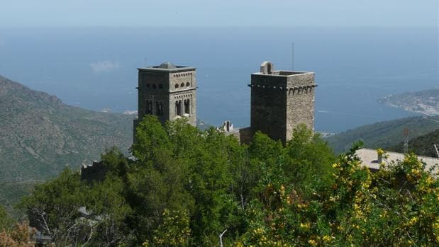 Las torres de San Pedro de Roda, con el Mediterráneo al fondo