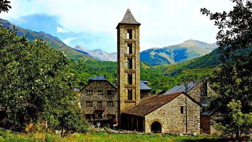 El imponente campanario de Santa Eulalia destaca aún más contra la nieve invernal