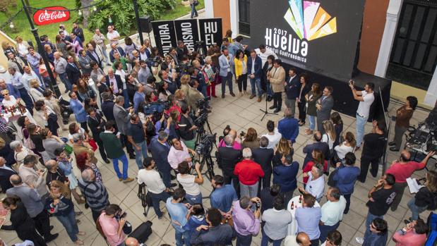 El alcalde de Huelva, Gabriel Cruz, tras conocer la noticia de que Huelva ha sido nombrada Capital Española de la Gastronomía en 2017, en el patio de la Casa Colón de la capital onubense