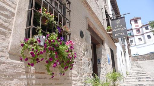 El hotel, en pleno barrio del Albaicín. Fuente: hotelcasamorisca.com