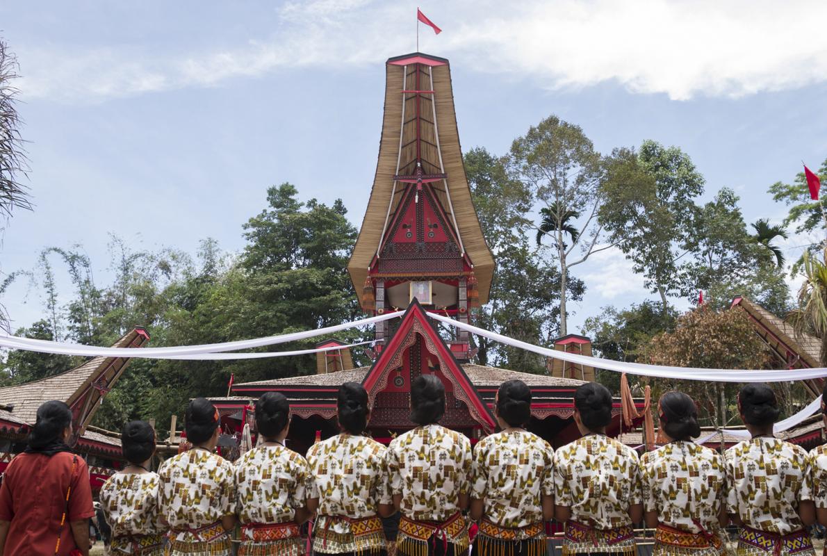 Vista del funeral de Lai Lamba Matandung, que fue enterrada cuatro años después de su muerte al ser embalsamada por la familia, que siguieron tratándola como si no hubiera fallecido