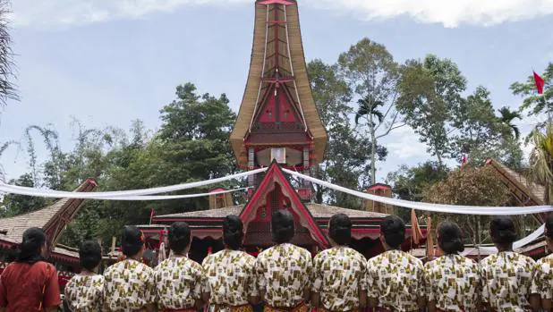 Vista del funeral de Lai Lamba Matandung, que fue enterrada cuatro años después de su muerte al ser embalsamada por la familia, que siguieron tratándola como si no hubiera fallecido