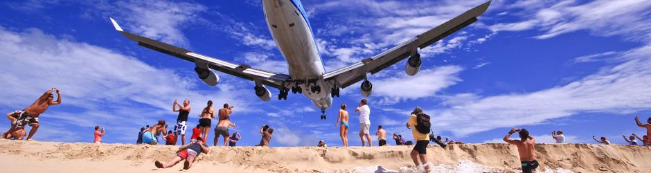 Momento del aterrizaje de un avión en el aeropuerto Princesa Juliana