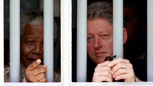 Bill Clinton y Nelson Mandela en la celda en la que este último pasó 17 años. La imagen se tomó el 27 de marzo de 1998