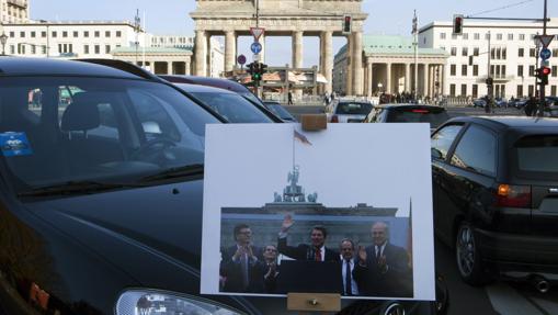 Una imagen de Ronald Reagan en la puerta de Brandenburg, en el 20 aniversario de la caída del Muro