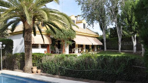 Un chalé con piscina a las afueras de Sevilla, ideal para relajarse