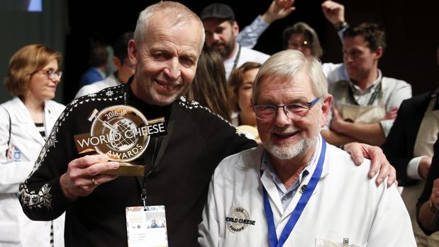 El noruego Gunnar Waager, a la izquierda, posa junto a un miembro del jurado internacional tras recibir el galardón al mejor queso del mundo en los World Cheese Award, por su «Kraftkar71»