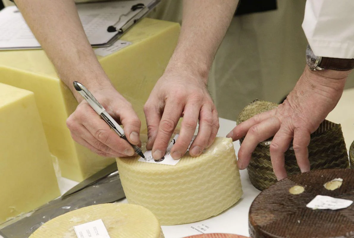 Miembros del jurado internacional prueban los quesos en el festival de San Sebastián celebrado la semana pasada