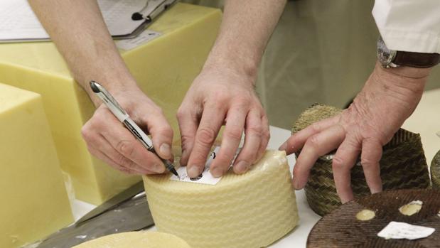 Miembros del jurado internacional prueban los quesos en el festival de San Sebastián celebrado la semana pasada