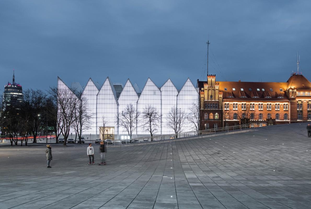 En primer plano, la terraza ondulante del Museo Nacional, en Szczecin (Polonia). Detrás, el edificio de la Filarmónica