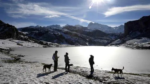 Varias personas pasean por los lagos de Covadonga, en el Parque Nacional de Picos de Europa, parcialmente helados el pasado 1 de diciembre
