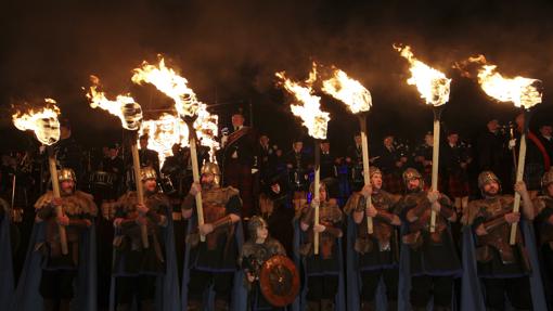 Un grupo de personas vestidas de vikingos, procedentes de las islas Shetland, celebran el nuevo año en Edimburgo