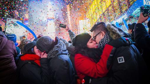 Besos apasionados reciben al año nuevo, en Times Square