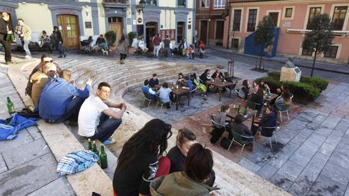 Jóvenes en la plaza de Arturo Arias, 'El Lavaderu', en Cimadevilla