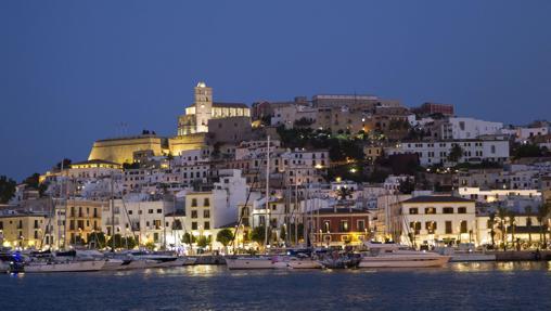 Vista general de Dalt Vila y el puerto de la ciudad de Ibiza