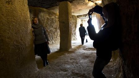 Numerosos turistas visitan el interior de uno de los Dólmenes de Antequera