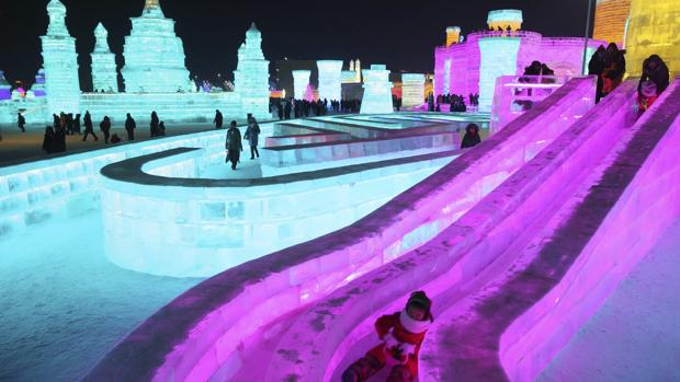 Luces de colores iluminan las esculturas de hielo expuestas en la trigésimo tercera edición del Festival Internacional de Hielo y Nieve de Harbin (China)