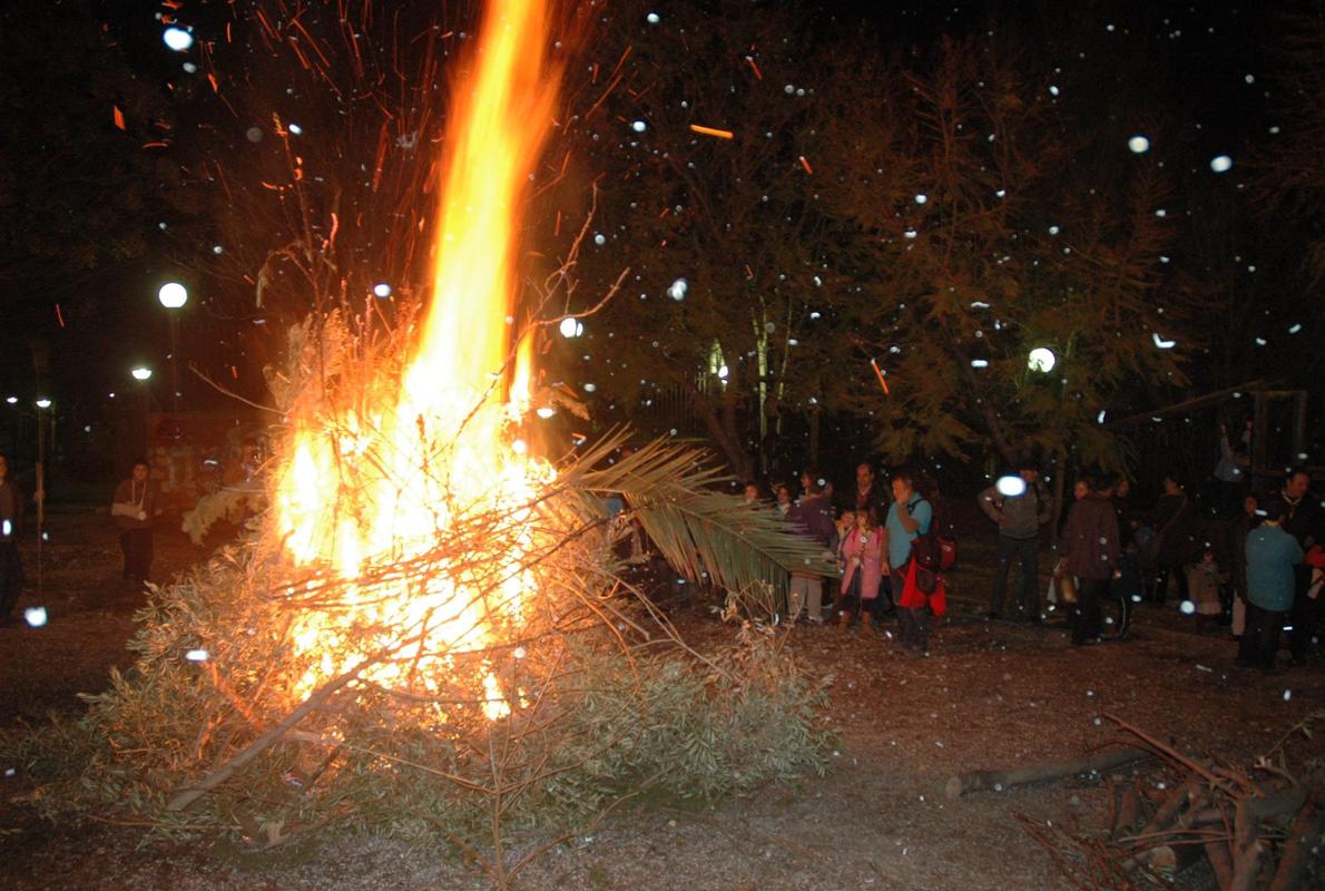 Caballos y jinetes saltan las ogueras de San Antón en Sa Bartolomé de Pinares, Ávila