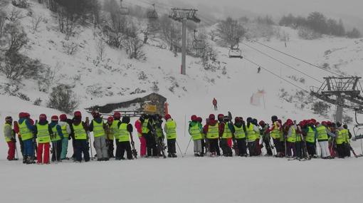 Primer día de esquí en Fuentes de Invierno