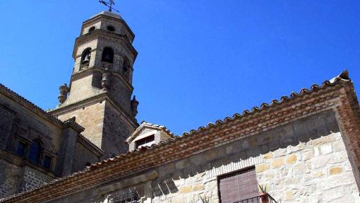 El Torreón de la Catedral de Baeza, con una casa histórica en primer plano
