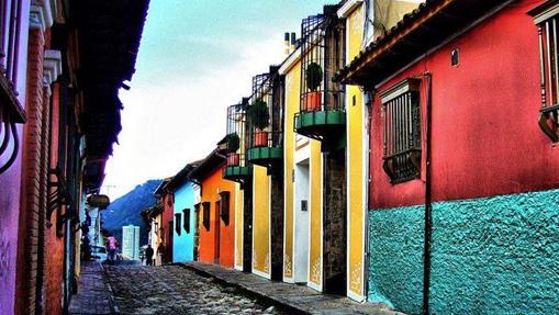 Una calle de La Candelaria, barrio colonial de Bogotá