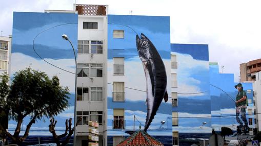 Fotografía cedida por el Ayuntamiento de Estepona. El mural artístico vertical de mayor superficie que se ha realizado en España y que ocupa seis fachadas de un conjunto de edificios de más de un centenar de viviendas y una dimensión de casi mil metros cuadrados, es una obra del artista José Fernández Ríos en Estepona (Málaga)