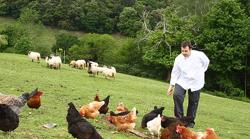 Nacho Solana, en el entorno de su restaurante, en Ampuero (Cantabria)