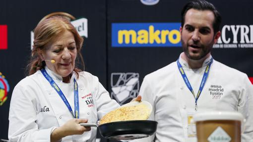 El cocinero Mario Sandoval y Lola Cuerda elaboran una tortilla española durante el congreso