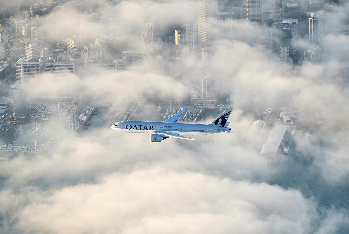 El vuelo de Qatar Airways sobre la ciudad de Auckland