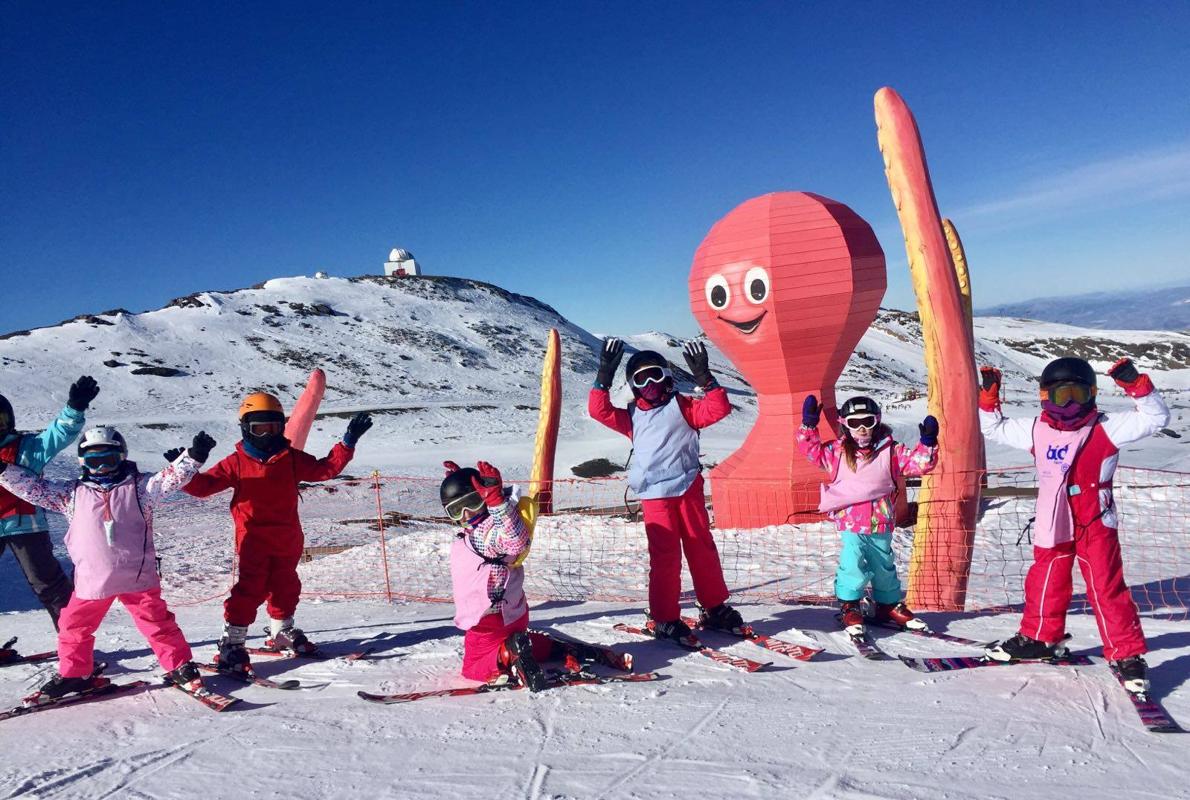 Un grupo de niños da sus primeros pasos en la nieve