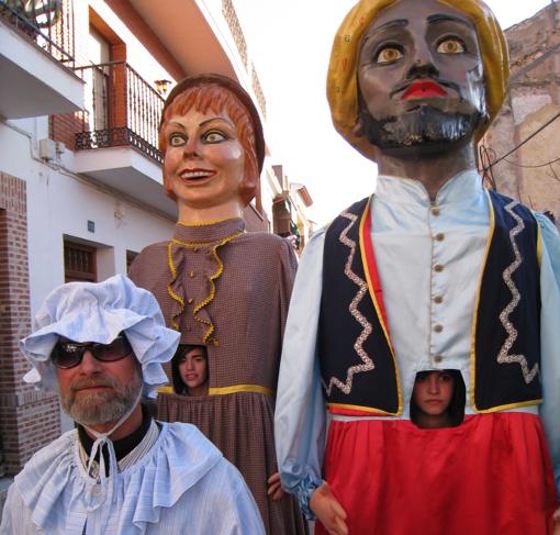 El Perlé, a la izquierda uno de los personajes del carnaval de Herencia