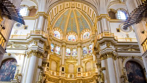 Nave central, capilla mayor y bóvedas de la catedral de Granada